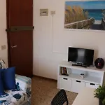 Апартаменти Modern Flat On The Shores Of